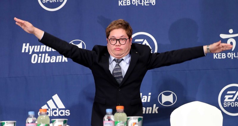 【서울=뉴시스】고범준 기자 = 27일 서울 서대문구 그랜드힐튼 서울 그랜드볼룸에서 열린 KEB하나은행 K리그 2018 개막 미디어데이 및 2018시즌 홍보대사 기자회견에서 K리그의 새로운 홍보대사로 위촉된 축구 BJ(Broadcasting Jockey) 감스트가 댄스를 선보이고 있다. 2018.02.27. bjko@newsis.com