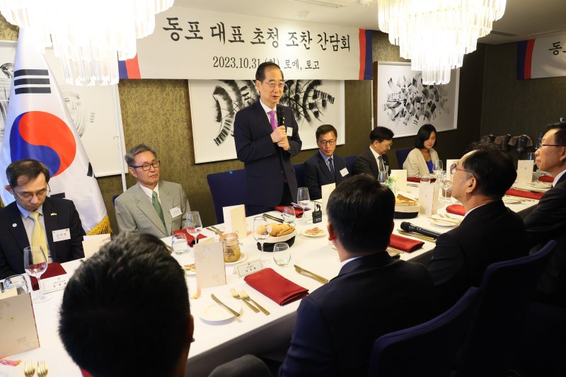 아프리카와 유럽을 순방 중인 한덕수 국무총리가 31일(현지시간) 토고의 수도 로메에 있는 호텔2 페브리에에서 열린 동포 대표 조찬 간담회에 참석해 인사말을 하고 있다. 국무총리실 제공