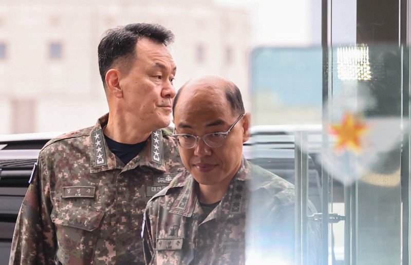 김명수 합동참모본부 의장 후보자(왼쪽)가 1일 오전 서울 용산구 국방부 별관에 마련된 사무실에 출근하고 있다. 사진=뉴스1
