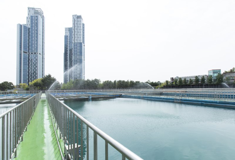 서울시는 이산화탄소와 오존을 물속에 고효율로 섞는 신기술을 개발해 아리수의 생산 효율을 높이고 있다. 서울 성동구 뚝도아리수정수센터 서울시 제공