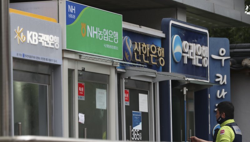 은행권에 따르면 KB국민·신한·하나·우리·NH농협 등 5대 은행의 상반기(1~6월) 신규 가계대출 취급액은 총 95조1579억원으로 집계됐다고 밝혔다. 지난 7월 11일 서울 용산구에서 한 시민이 은행 ATM를 이용하고 있다. 2023.07.11. 사진=뉴시스