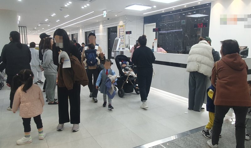 1일 오전 대전 동구의 한 소아청소년과 병원 접수처에 사람들이 몰려있다. 2023.11.1/뉴스1 ⓒ News1 허진실 기자 /사진=뉴스1
