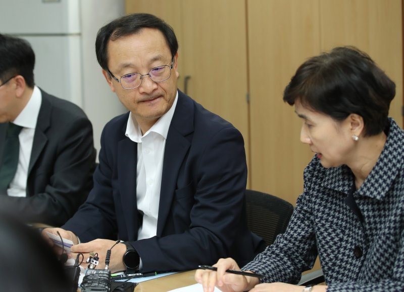 전병왕 보건복지부 보건의료정책실장이 1일 서울 중구 국립장기조직혈액관리원 회의실에서 열린 간호인력전문위원회 1차 회의에 앞서 간호인력에 대해 이야기를 듣고 있다. 출처=뉴시스