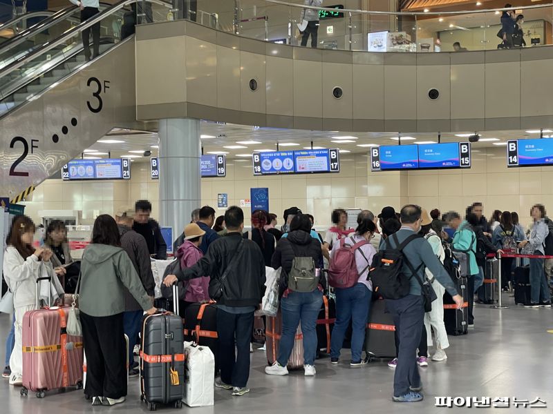 10울 31일 김해공항 국제선 입구가 해외 여행을 떠나기 위해 출국 준비를 하는 여객들로 붐비고 있다. 권준호 기자