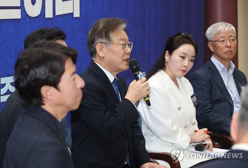 발언하는 이재명 대표 발언하는 이재명 대표 (서울=연합뉴스) 이정훈 기자 = 더불어민주당 이재명 대표가 1일 국회 의원회관에서 열린 '민주경제토크 - 위기 속 한국경제의 미래를 말하다'에서 발언하고 있다. 2023.11.1 uwg806@yna.co.kr (끝)