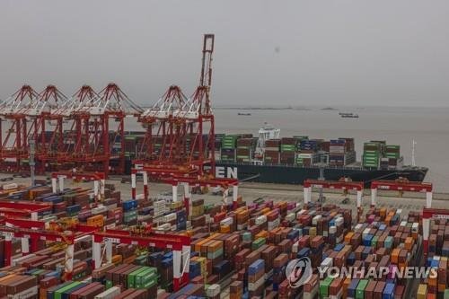 상하이 항에 선적을 기다리고 있는 중국의 수출상품들. EPA 연합뉴스
