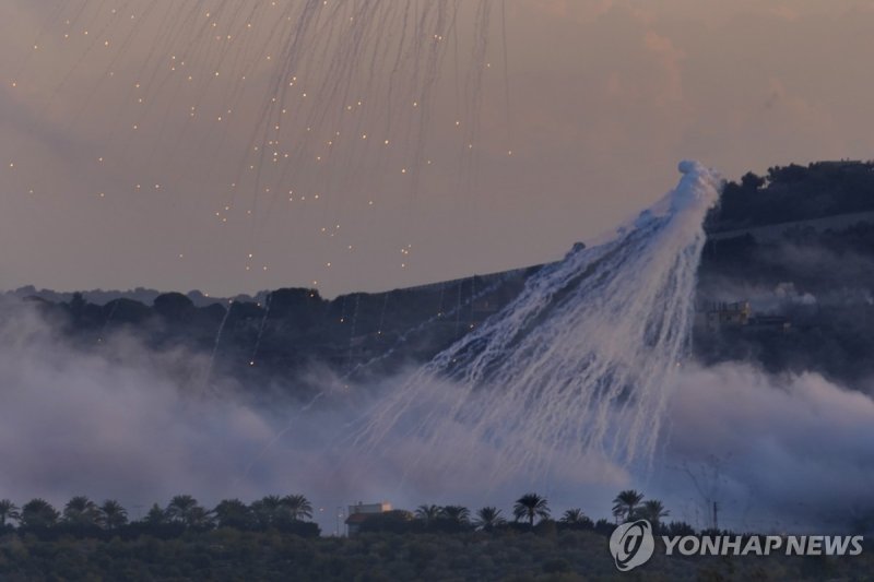 레바논에 투하되는 백린탄 추정체 FILE - Shells that appears to be white phosphorus from Israeli artillery explode over Dahaira, a Lebanese border village with Israel, south Lebanon, on Oct. 16, 2023. The human rights group Amnesty International said Tuesday Oct. 31, 2023 that civilians in southern Lebanon were inj