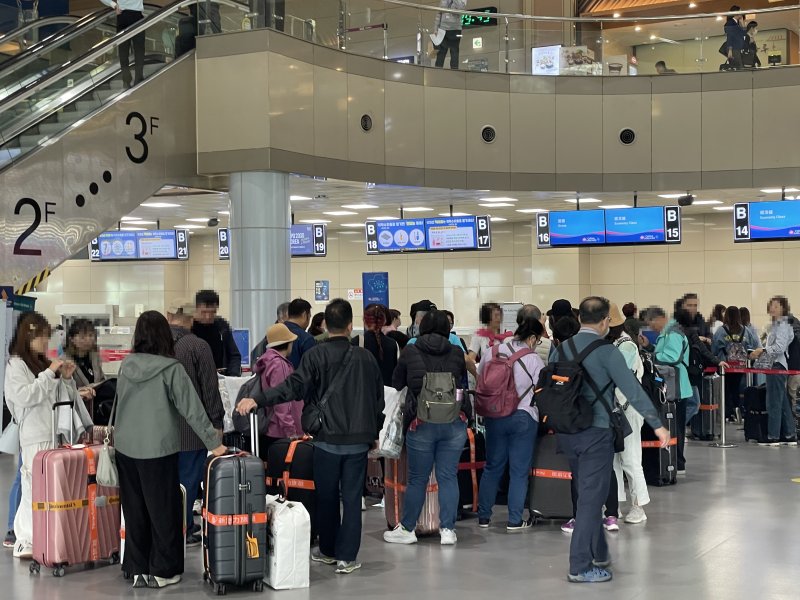 10월 31일 김해공항 국제선 입구가 해외 여행을 떠나기 위해 출국 준비를 하는 사람들로 붐비고 있다. 사진=권준호 기자