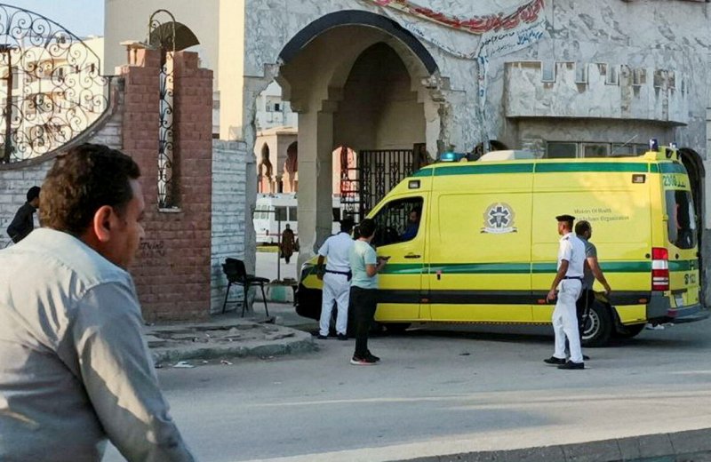 이집트 시나이반도의 알아리시 병원에서 1일(현지시간) 라파통로를 통해 가자지구 부상자를 싣고 온 구급차가 보안검색을 받고 있다. 이날 라파통로가 다시 열리면서 이집트는 구급차를 보내 가자지구 부상자 후송에 나섰다. 로이터연합