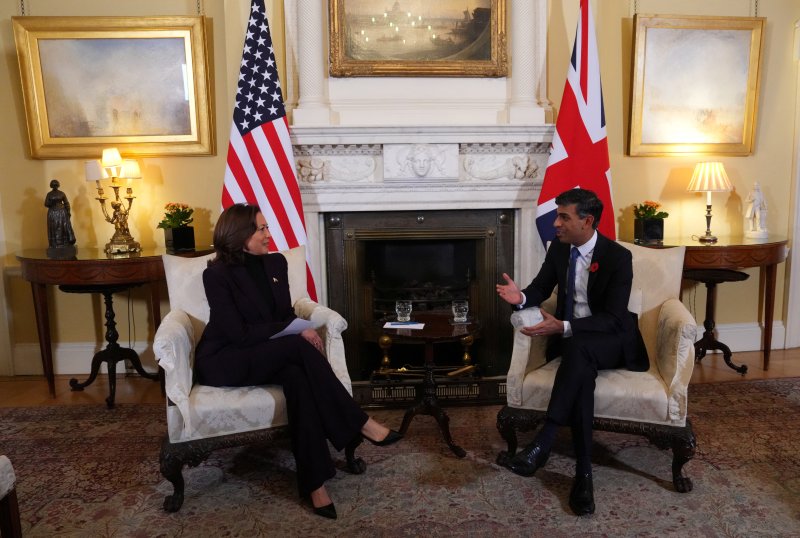 리시 수낵 영국 총리와 커멀라 해리스 미국 부통령이 1일(현지시간) 영국 총리 관저에서 대화를 나누고 있다. 해리스 대통령은 AI 안전 정상회의에서 참석하기 위해 영국을 방문했다. 로이터연합뉴스
