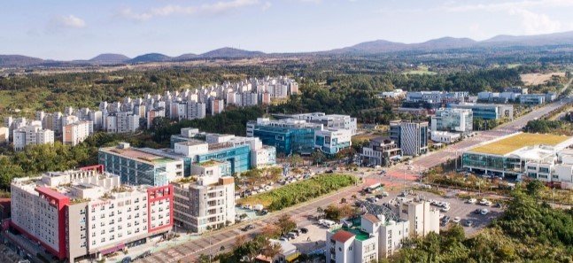 제주첨단과학기술단지 내 입주기업과 연구시설 전경. 제주도는 첨단과학기술단지를 중심으로 분산에너지와 청정자원 기반 RE100 스마트그린산단을 구축하고 청정바이오산업의 디지털 전환을 추진할 계획이다. 사진=JDC 제공