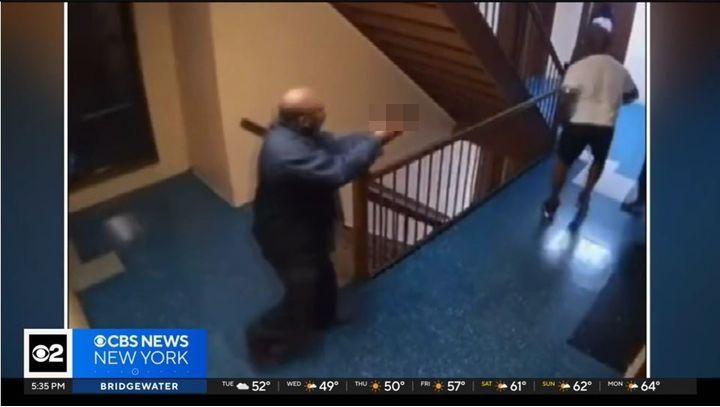 용의자 제이슨 파스가 블라디미 매서린에게 총을 겨누는 모습. /사진=미국 CBS 방송 장면 캡처,뉴시