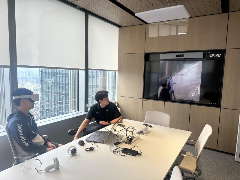 e스포츠 국가대표 선수가 VR로 재구성된 영상을 통해 시뮬레이션 훈련을 하는 모습. (한국스포츠정책과학원 제공)