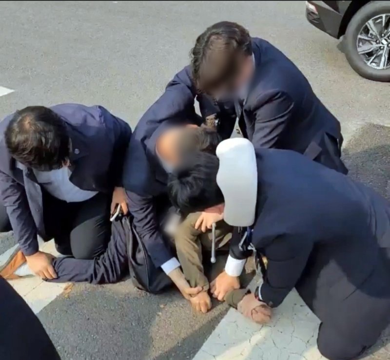 대통령실 정문 앞에서 70대 남성이 흉기를 들고 난동을 부리다 경찰에 붙잡혔다. 특히 체포 과정에서 경찰관 2명도 부상을 입었다. /사진=뉴스1