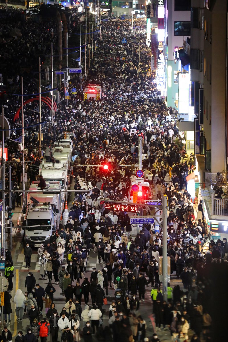 부산 수영구 광안리해수욕장 일대가 '제17회 부산불꽃축제' 후 귀가하려는 시민들로 북적이고 있다. 2022.12.17/뉴스1 ⓒ News1 DB