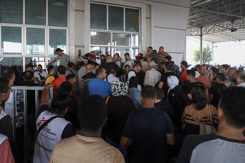 [라파=신화/뉴시스] 1일(현지시간) 가자지구 라파에서 팔레스타인인들과 외국 구호단체 직원들이 이집트로 입국하기 위해 기다리고 있다. 2023.11.02. /사진=뉴시스