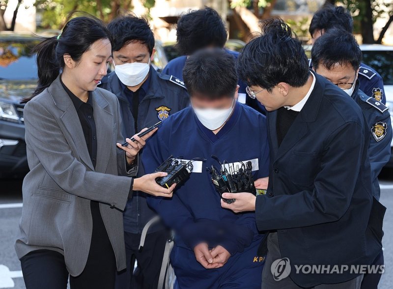 영풍제지 주가조작 일당 영장심사 (서울=연합뉴스) 김도훈 기자 = 영풍제지 불공정 거래 의혹과 관련해 시세 조종 혐의를 받는 윤모씨와 이모씨가 20일 오전 구속 전 피의자 심문(영장실질심사)을 받기 위해 양천구 서울남부지방법원에 출석하고 있다. 2023.10.20 superdoo82@yna.co.kr (끝)