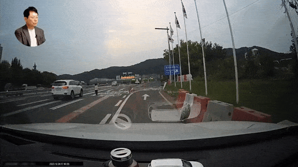 지난달 4일 오후 6시쯤 대전톨게이트 인근 고속도로에서 맨발로 뛰어다니는 아이를 구조한 운전자. /영상=유튜브 '한문철 TV'
