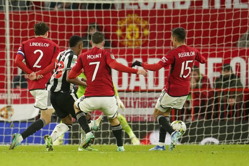 [맨체스터=AP/뉴시스] 뉴캐슬 유나이티드의 조 윌록(왼쪽 두 번째)이 1일(현지시각) 영국 맨체스터의 올드 트래퍼드 경기장에서 열린 2023-24시즌 EFL(카라바오)컵 16강전 맨체스터 유나이티드와의 경기 후반 15분 팀의 세 번째 골을 넣고 있다. 뉴캐슬이 디펜딩 챔피언 맨유를 3-0으로 완파하고 8강에 올랐다. 2023.11.02.