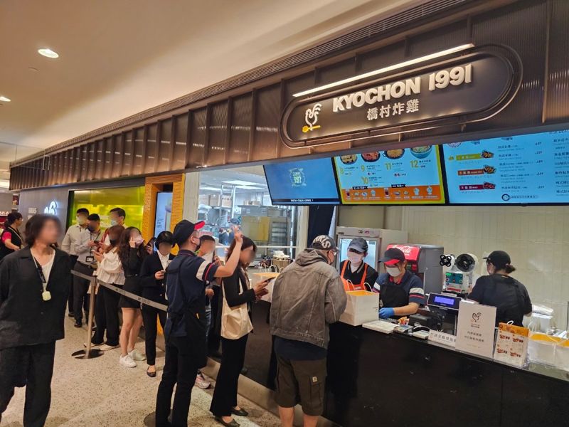 대만 타이페이에 있는 '타이페이101'에 입점한 교촌치킨 2호점에서 현지 고객들이 줄을 서서 기다리고 있다.