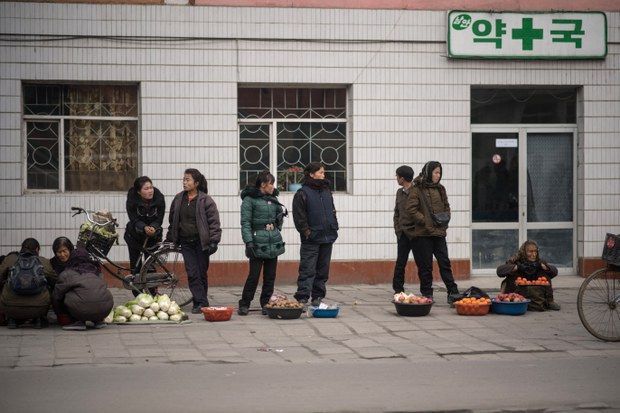 북한 개성시 골목길에서 과일과 채소 등을 파는 북한 주민들. 사진=자유아시아방송(RFA) 홈페이지 캡처