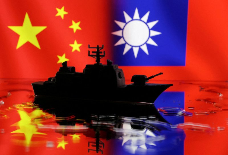 중국과 대만 국기, 해군 함정이 합성된 삽화. 2023.04.11/ ⓒ 로이터=뉴스1 ⓒ News1 권진영 기자 /사진=뉴스1