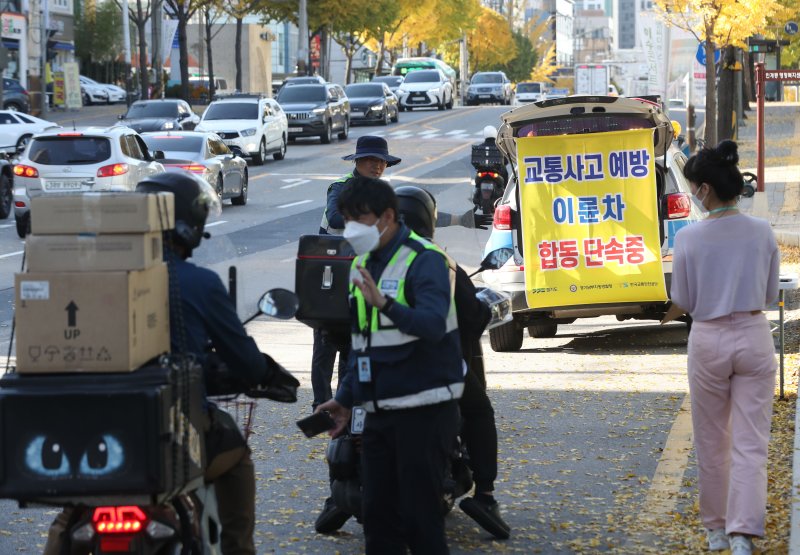 지난 2일 오후 경기 수원시 팔달구의 한 도로에서 팔달구청, 수원남부경찰서, 한국교통안전공단 경기남부본부 관계자들이 불법 이륜자동차 합동 단속을 실시하고 있다. /사진=뉴스1