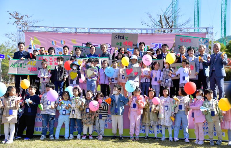 광주광역시는 2일 남구 노대동 빛고을노인건강타운 노대뜰 야외잔디광장에서 어린이부터 어르신까지 전 세대와 지역사회가 함께하는 어울림 한마당 '세대공감 페스티벌'을 개최했다고 밝혔다. 광주광역시 제공