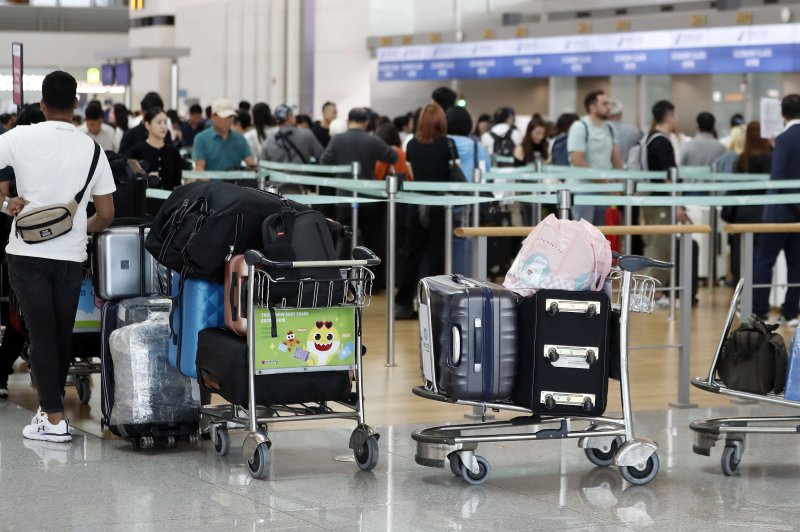 [인천공항=뉴시스] 최동준 기자 = 추석 연휴를 앞둔 27일 인천국제공항 출국장이 이용객들로 붐비고 있다. 인천국제공항공사는 이번 추석연휴 특별 교통대책 기간인 27일부터 10월 3일까지 7일간 총 121만 3000명, 일평균 기준 17만 3000명의 여객이 인천공항을 이용할 것으로 전망했다. 2023.09.27. photocdj@newsis.com /사진=뉴시스