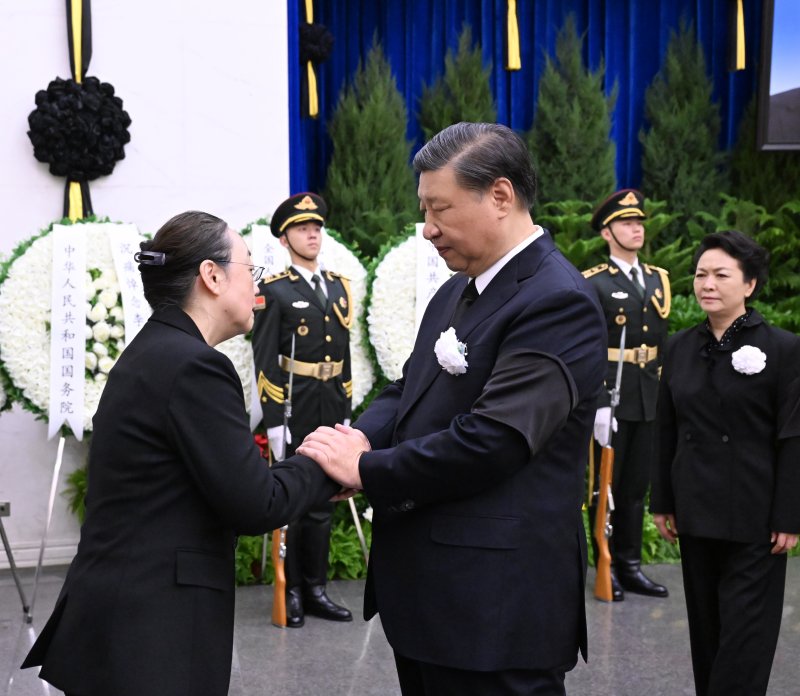 시진핑 중국 국가주석(앞줄 오른쪽)이 2일 중국 베이징에서 고(故) 리커창 전 중국 국무원 총리의 유족을 위로하고 있다. 지난 10월 27일 중국 상하이에서 심장마비로 사망한 리 전 총리의 영결식이 이날 오전 베이징 바바오산 혁명공원에서 엄수됐다. 신화연합뉴스