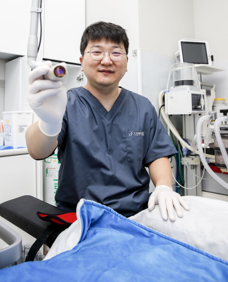 [서울=뉴시스] 정병혁 기자 = 유튜브 '문신지우는 영수쌤' 채널을 운영 중인 성형외과 전문의 박영수 원장이 지난달 31일 서울 강남구 병원에서 뉴시스와 인터뷰에 앞서 포즈를 취하고 있다. 2023.11.03. jhope@newsis.com