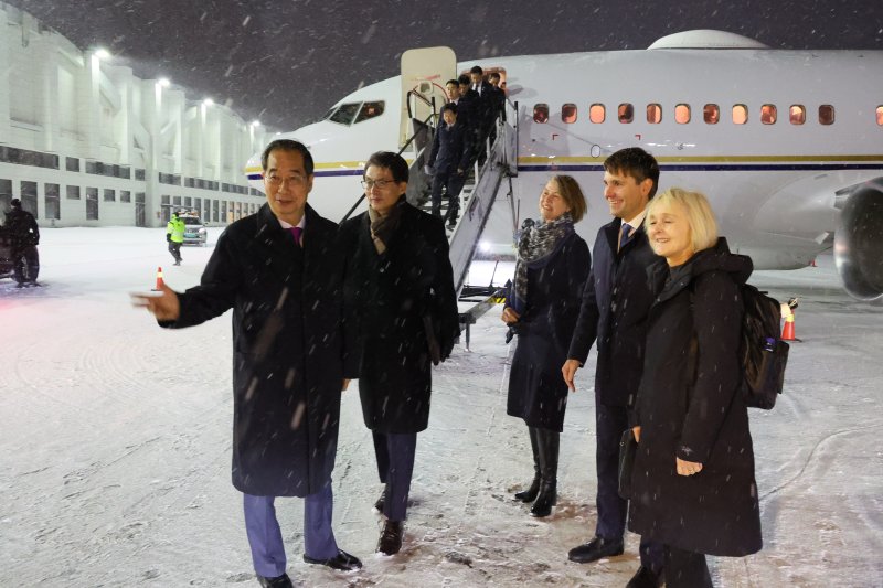 아프리카와 유럽 5개국을 순방 중인 한덕수 국무총리가 2일(현지시간) 노르웨이 오슬로 가르데르모엔 국제공항에서 입국 환영인사를 받고 있다. 총리실 사진 제공