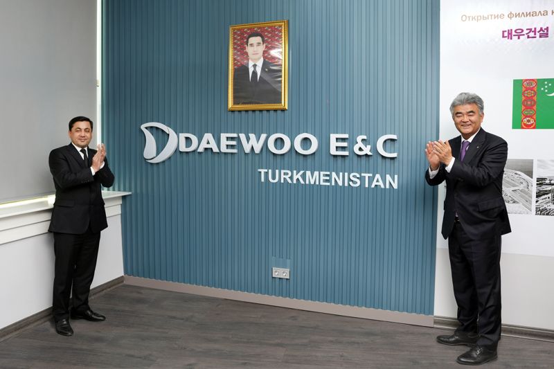 지난달 31일 현지에서 열린 투르크메니스탄 지사 개소식에서 정원주 대우건설 회장(오른쪽)이 바이무랏 안나맘메도브 투르크메니스탄 부총리와 박수를 치고 있다. 대우건설 제공 ,