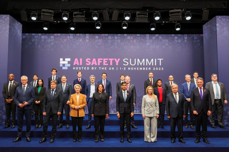2일(현지시간) 세계 각국의 정상들이 제1회 'AI 안전 정상회의(AI Safety Summit)' 참석을 위해 영국 버킹엄셔주 블레츨리 파크에 모여 포즈를 취하고 있다. 2023.11.02 ⓒ 로이터=뉴스1 ⓒ News1 정지윤 기자