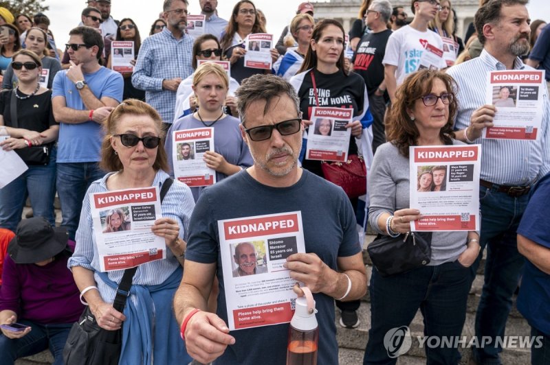 미 "가자 상공에 인질수색용 정찰드론 운용" People gather at the Lincoln Memorial in Washington, Friday, Oct. 27, 2023, to call for the release of hostages taken by Hamas in Gaza. (AP Photo/J. Scott Applewhite)