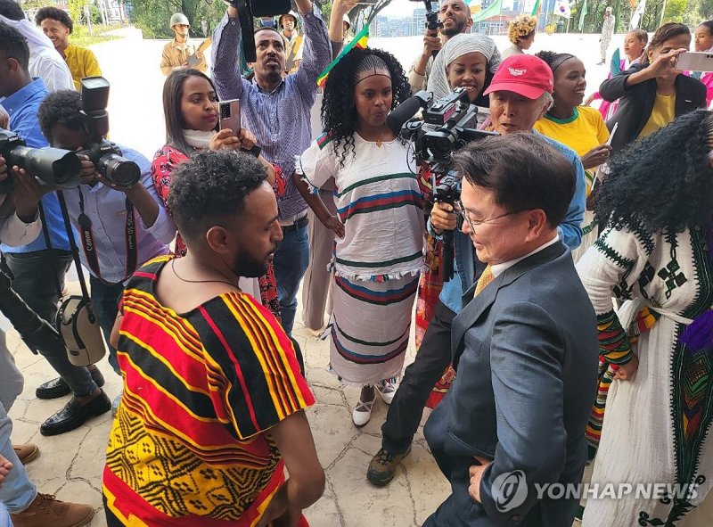 에티오피아 방문한 육동한 춘천시장 에티오피아 방문한 육동한 춘천시장 (아디스아바바=연합뉴스) 이상학 기자 = 31일(현지시간) 에티오피아 아디스아바바시청에서 열린 강원 춘천시와의 교류 20주년 기념행사에서 육동한 춘천시장이 현지 환영단의 환대를 받고 있다. 2023.11.1 hak@yna.co.kr (끝)