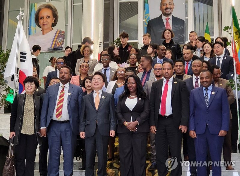 에티오피아 방문한 육동한 춘천시장 에티오피아 방문한 육동한 춘천시장 (아디스아바바=연합뉴스) 이상학 기자 = 31일(현지시간) 에티오피아 아디스아바바시청에서 열린 강원 춘천시와의 교류 20주년 기념행사에서 육동한 춘천시장이 아다네체 이비비 아디스아바바시장 등 현지 관계자들과 기념 촬영하고 있다. 2023.11.1 hak@yna.co.kr (끝)