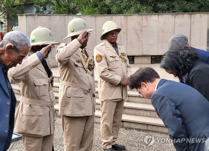 에티오피아 참전용사회관 방문한 육동한 춘천시장 에티오피아 참전용사회관 방문한 육동한 춘천시장 (아디스아바바=연합뉴스) 이상학 기자 = 31일(현지시간) 에티오피아 아디스아바바시 한국전쟁 참전용사회관을 찾은 육동한 춘천시장이 참전용사들과 인사하고 있다. 2023.11.1 hak@yna.co.kr (끝)