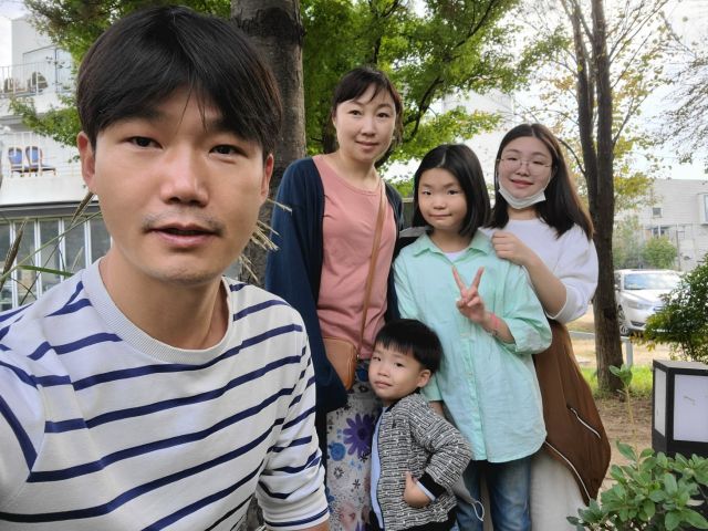 뇌사 장기기증으로 7명에게 새 생명을 불어넣은 세 아이의 엄마 조미영씨(47·왼쪽 두 번째). 한국장기조직기증원 제공