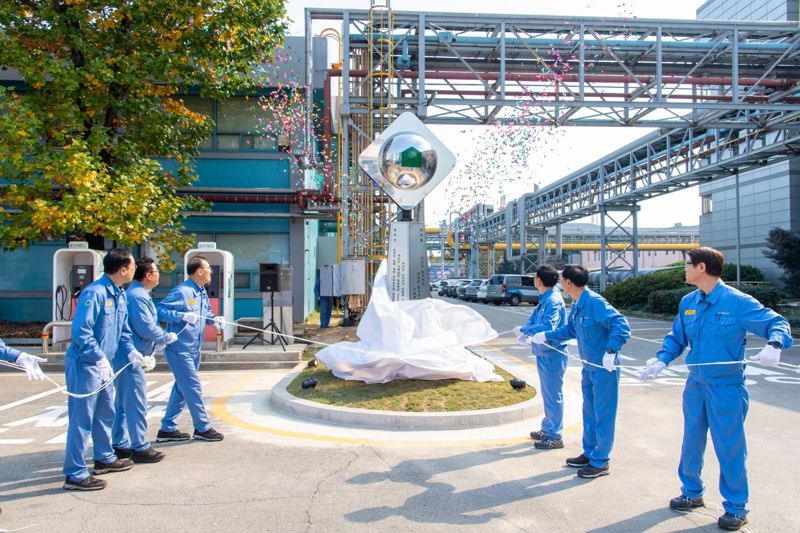 광양제철소에서 열린 '신(新) 설비인의 탑' 제막식에서 이진수 광양제철소장(사진 왼쪽에서 세 번째)과 설비 부문 직원 대표 등이 탑을 제막하고 있다. 광양제철소 제공