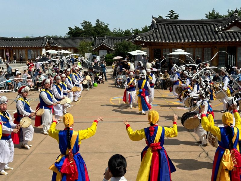 틀에서 벗어난 김포축제...시민·상인 모두 웃었다