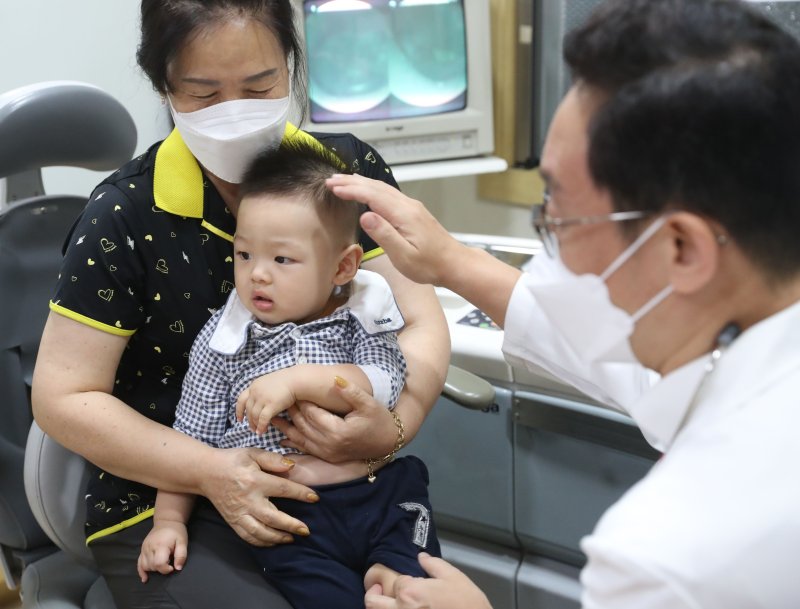2023-2024 절기 인플루엔자 국가예방접종이 시작된 지난 9월 경기 수원시의 한 의원에서 아이가 독감 예방접종을 하고 있다. 뉴스1