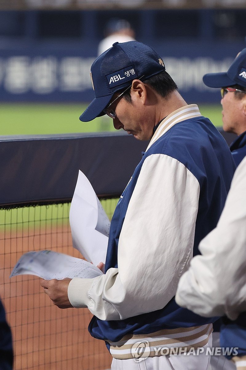 고심하는 강인권 감독 고심하는 강인권 감독 (창원=연합뉴스) 김주성 기자 = 3일 오후 경남 창원NC파크에서 열린 2023 KBO리그 플레이오프(PO) 4차전 kt wiz 대 NC 다이노스 경기. NC가 6점 뒤진 3회, 강인권 감독이 자료를 보며 고심하고 있다. 2023.11.3 utzza@yna.co.kr (끝)
