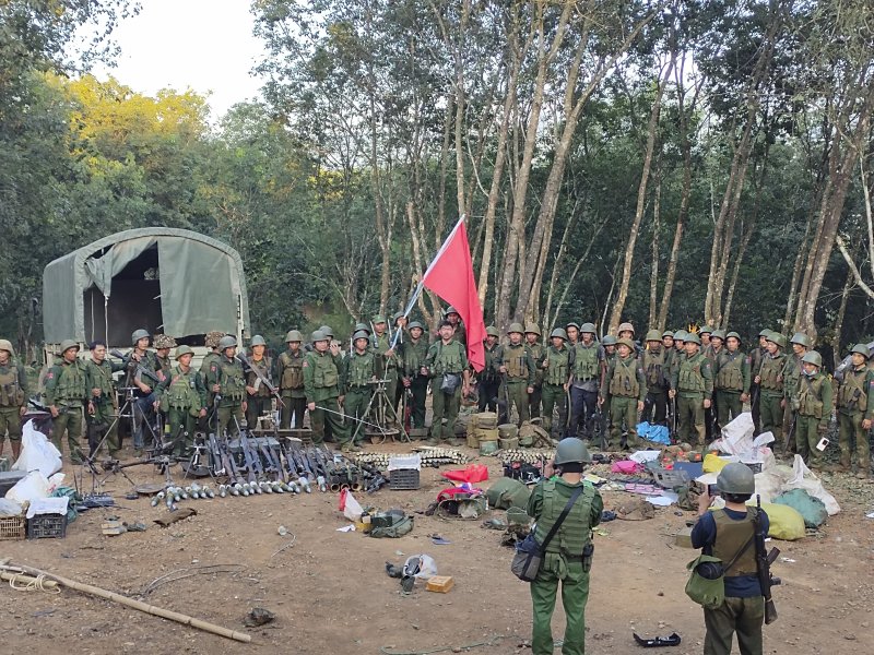 미얀마 북부 샨주(州) 친쉐호에서 지난달 28일 지역 소수민족 반군인 미얀마민족민주주의동맹군(MNDAA) 병사들이 미얀마군에게서 압수한 무기와 함께 사진을 찍고 있다.AP뉴시스