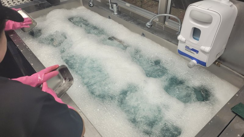 배달용 다회용기 세척 모습/뉴스1