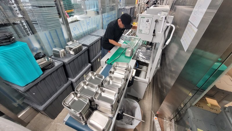 세척을 마치고 포장되는 배달용 다회용기/뉴스1