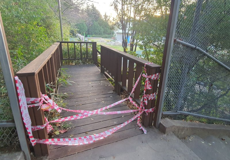 재정비가 예정된 증산공원 데크의 출입금지 선이 제대로 관리되지 않은 채 허물어져 있다. 2023.10.31/뉴스1 노경민 기자