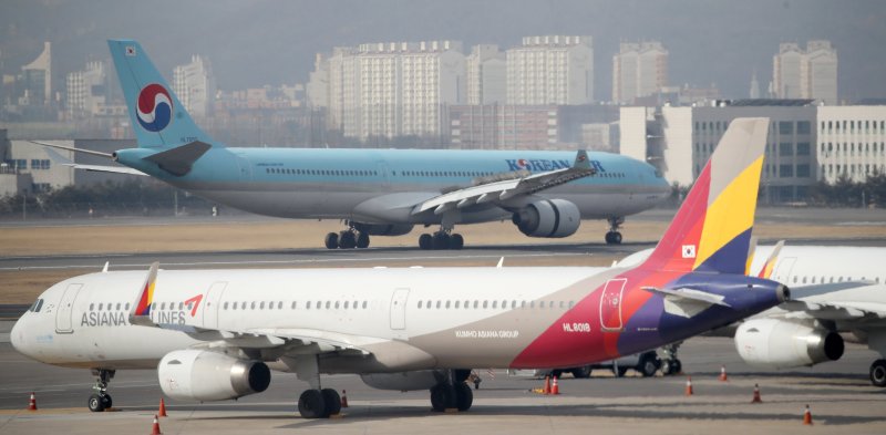서울 강서구 김포국제공항에 대한항공과 아시아나항공 항공기가 주기돼 있다. 사진=뉴시스