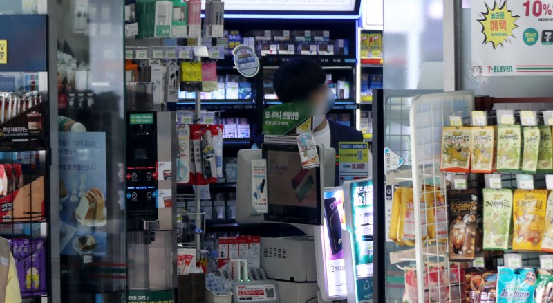 [서울=뉴시스] 추상철 기자 = 2021년 7월13일 오후 서울 도심 편의점에서 점원이 일을 하고 있다. 2021.07.13. scchoo@newsis.com