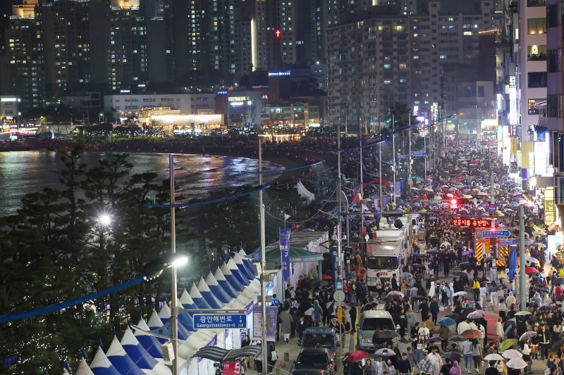 가을밤 수놓은 부산불꽃축제, 엑스포 유치 희망 쏘아올렸다